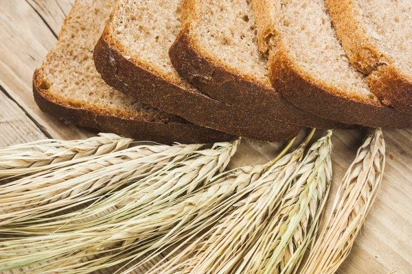 Brot und Ohren auf dem Tisch — Stockfoto