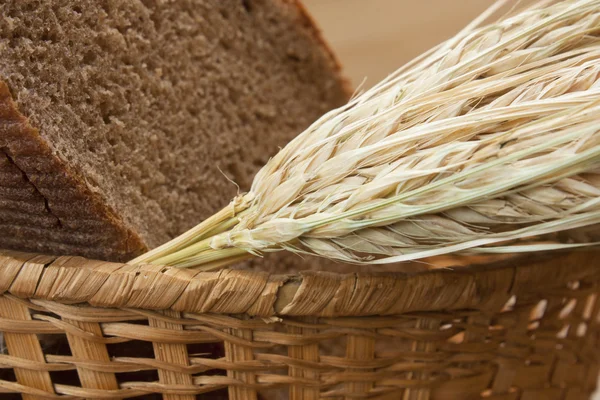 Brot und Ohren auf dem Tisch — Stockfoto