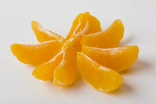 Fatias mandarina isolada em branco — Fotografia de Stock