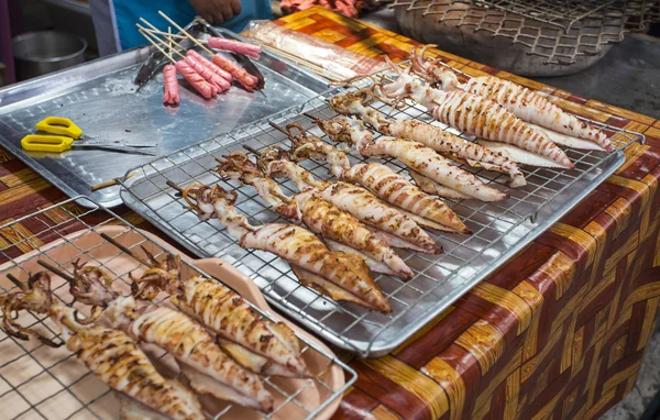 Gegrillte Tintenfische auf dem Markt von Koh Chang — Stockfoto