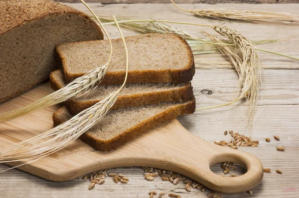 Pane e orecchie sulla tavola — Foto Stock