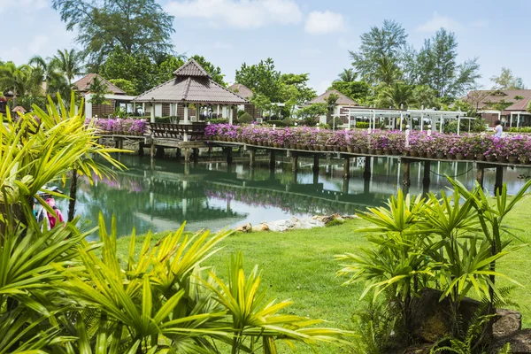 Klong Prao Resort. Cottages on the Bay in a tropical garden — Stock Photo, Image