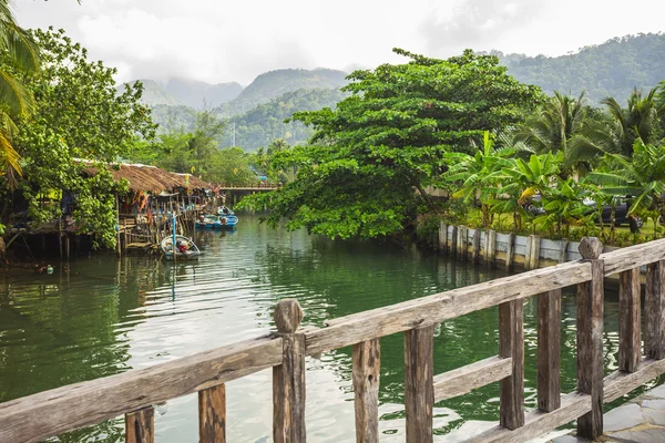 Villaggio di pescatori sull'isola nel sud-est asiatico . — Foto Stock