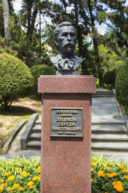 Botanik Bahçesi Khudekov sn kurucusu bir anıt.