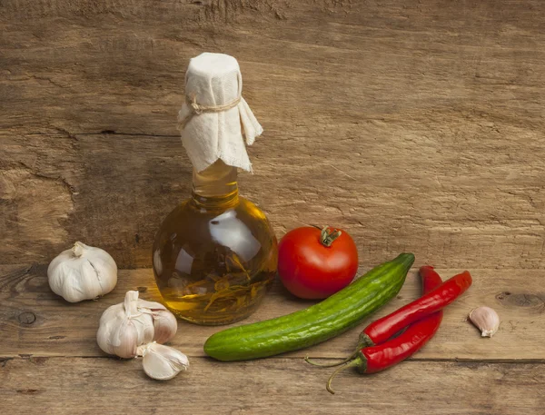 Produtos hortícolas e utensílios de cozinha — Fotografia de Stock