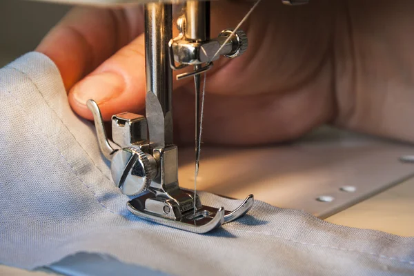A máquina de costura e item de roupa — Fotografia de Stock