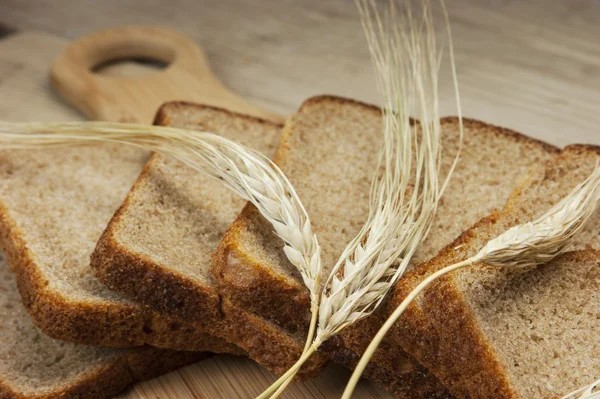 Brood en oren op tafel — Stockfoto