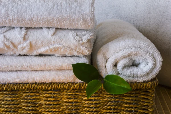 Spa z ręcznikami i liści — Zdjęcie stockowe