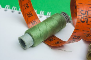 bir iğne ve düğmeleri ile iplik