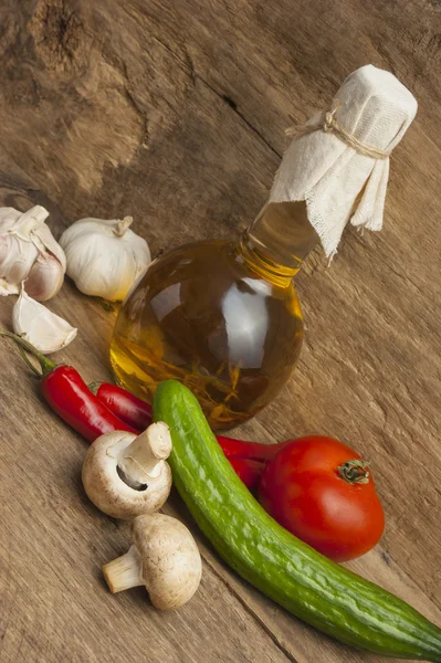 Produtos hortícolas e utensílios de cozinha — Fotografia de Stock