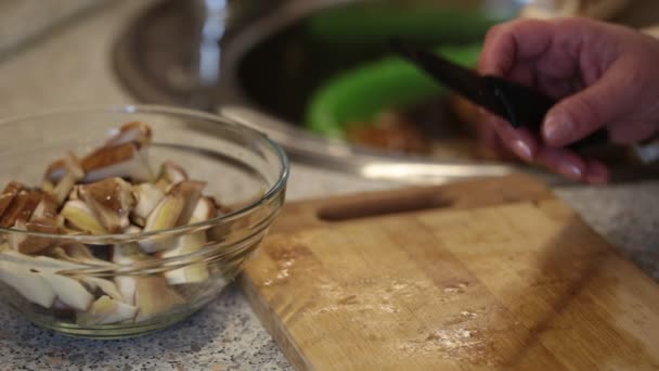 Woman cutting mushrooms — Stock Video