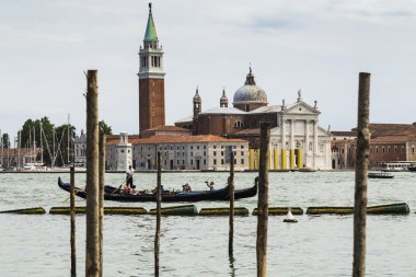 Gondollar Saint Mark Meydanı 'nda demirli.