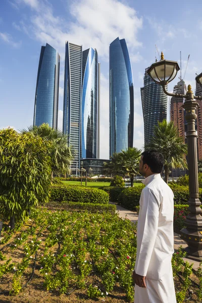 Arranha-céus em Abu Dhabi, EAU — Fotografia de Stock