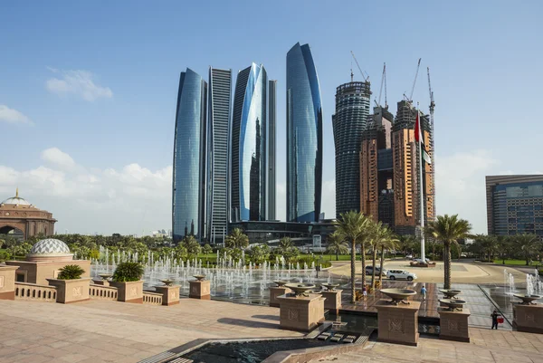 Rascacielos en Abu Dhabi, Emiratos Árabes Unidos — Foto de Stock