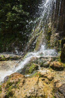 Abhazya içinde beyaz çıkıntı ve nehir manzara