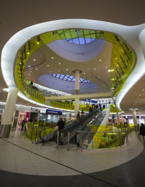  İnsanlar süpermarkette Ashan Troyka