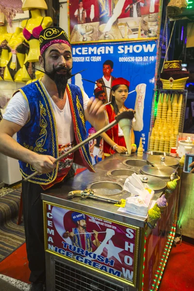 The seller of ice cream on the night street — Stock Photo, Image