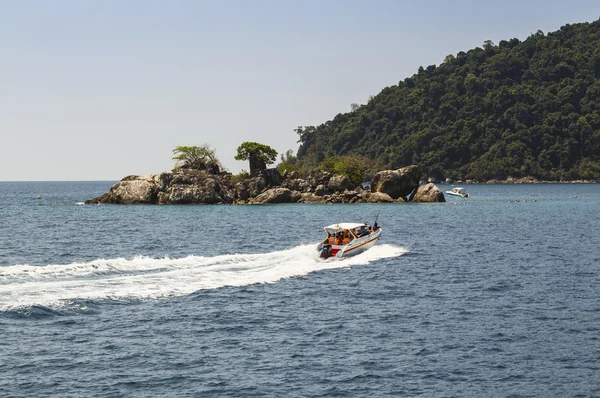 Dive boat heading to the island in a tropical sea — Stock Photo, Image