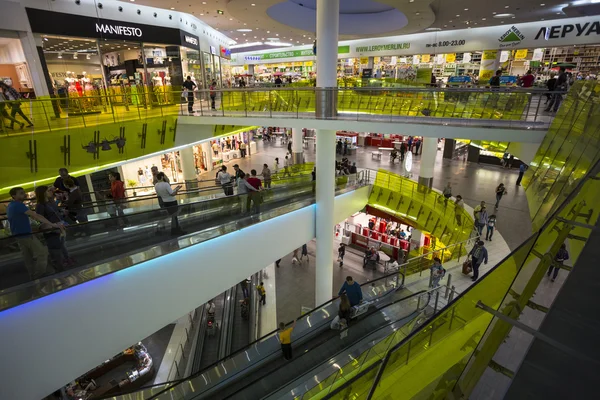 Pessoas no supermercado Ashan Troyka — Fotografia de Stock