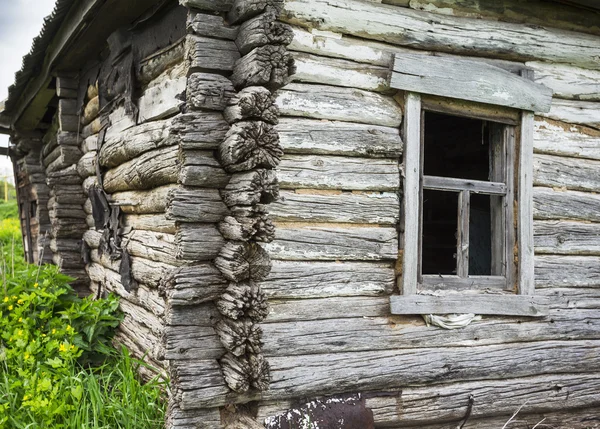 Zchátralé staré dřevěné rustikální dům — Stock fotografie