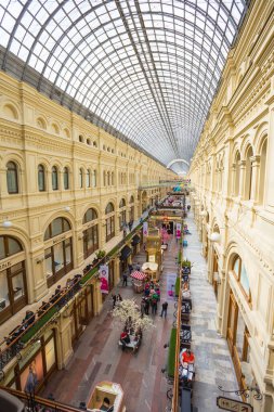 Moskova, Rusya, 1 Mayıs 2016. Moskova 'daki kırmızı meydandaki mağazanın içindeki galeri GUM