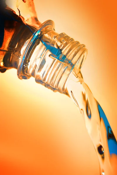 Flusso Acqua Dalla Bottiglia — Foto Stock