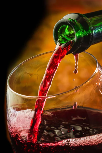 Wein Ergießt Sich Das Glas Der Flasche Auf Farbigem Hintergrund — Stockfoto