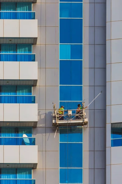 Fensterputzer Einer Gondel Beim Fensterputzen Einem Bürohochhaus — Stockfoto