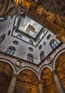 Floransa. 23 Haziran 2014 'te. Floransa, Toskana, İtalya 'nın tarihi merkezindeki eski ortaçağ evleri ve sokak manzarası. Floransa Avrupa 'nın popüler bir turizm beldesidir..