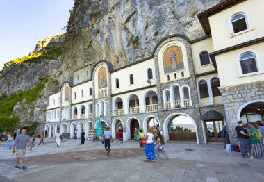 Karadağ, 31 Temmuz 2017. Dağlardaki Ostrog Manastırı, deniz seviyesinden yaklaşık 900 metre yükseklikte faaliyet gösteren bir Sırp Ortodoks manastırı. XVII yüzyılda kurulmuş.