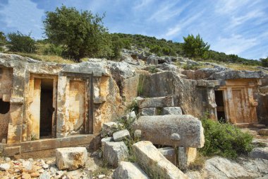 Demre 'deki kayalıklarda antik antik bir defin. Türkiye