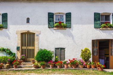 eski evin pencereleri ve kapıları