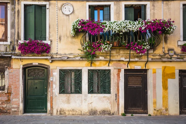 Windows and doors in  old house — Stock Photo, Image