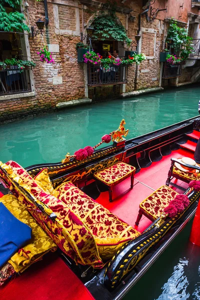 Gondola al canale di Venezia — Foto Stock