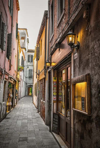 Alte bunte ziegelsteinhäuser in venedig — Stockfoto