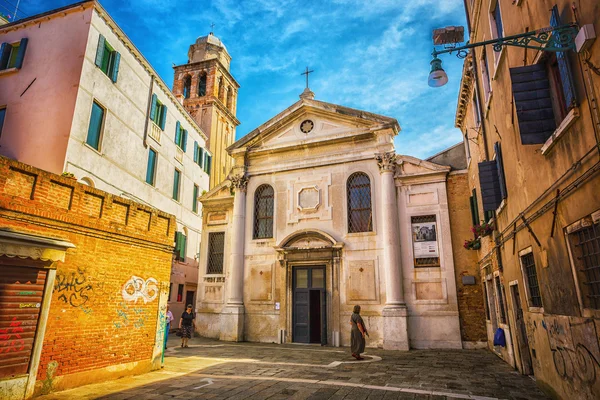 Casas de tijolo coloridas velhas em Veneza — Fotografia de Stock