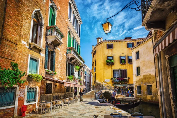 Canal estreito entre casas de tijolos coloridos velhos em Veneza — Fotografia de Stock