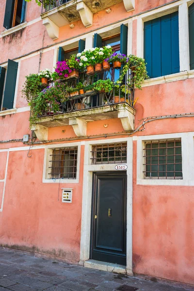 Old house decorated with flower pots — Stock Photo, Image