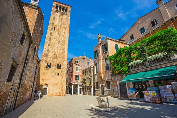 Canal estrecho entre antiguas casas de ladrillo de colores en Venecia —  Fotos de Stock