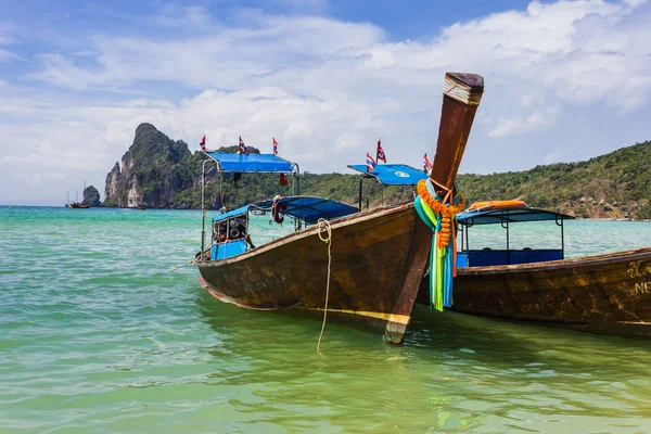 Båtar på havet mot klipporna i thailand — Stockfoto