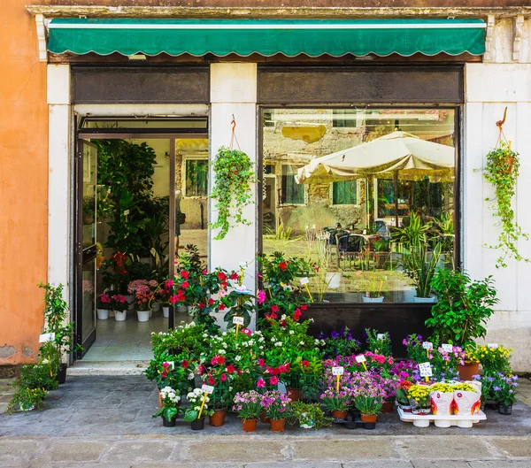 Altes Haus mit Blumentöpfen geschmückt — Stockfoto