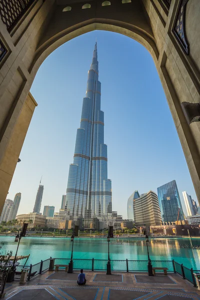 Uluslararası Dubai Kongre ve Sergi Sarayı gölde kurmak bir kayıt ayarı çeşme sistemi — Stok fotoğraf