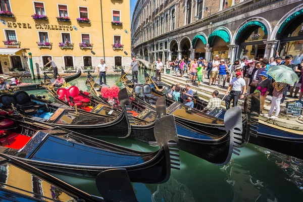 I turisti viaggiano in gondole al canale — Foto Stock