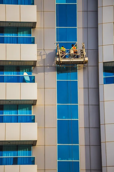Nettoyeurs de vitres dans une télécabine nettoyage des fenêtres — Photo