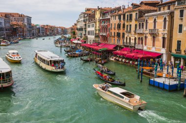 Rialto Köprüsü'nden Grand Canal görünümünü