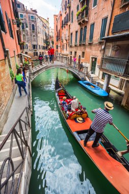 gondol kanalında turistler seyahat