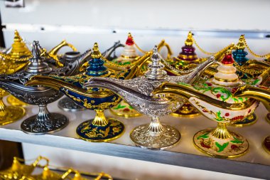 Doğu sürahileri rafta duruyor.