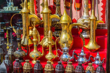 Satır parlak geleneksel kahve kap ve lambalar