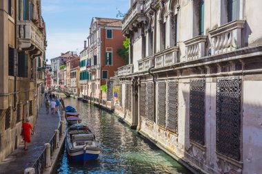 Venedik 'teki eski renkli tuğlalı evler arasında dar kanal