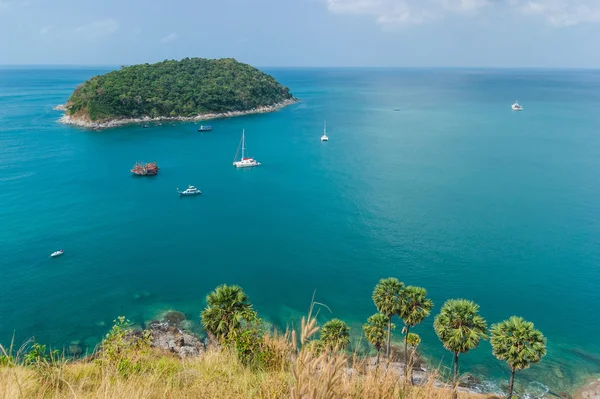 Kleine eiland in de zee in de buurt van phuket — Stockfoto